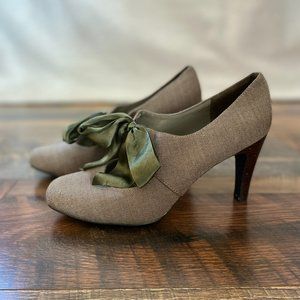 Super cute vintage inspired, closed toe heels with bow.